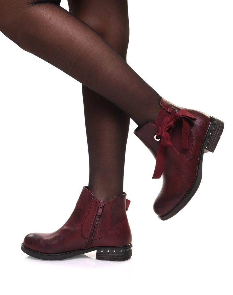 Bottines bordeaux à noeud et oeillets