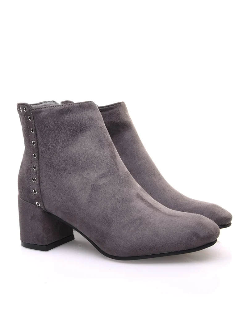 Bottines grises en suédine ornées d'oeillets