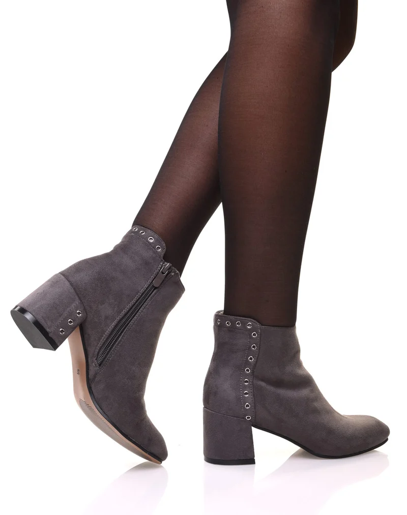 Bottines grises en suédine ornées d'oeillets