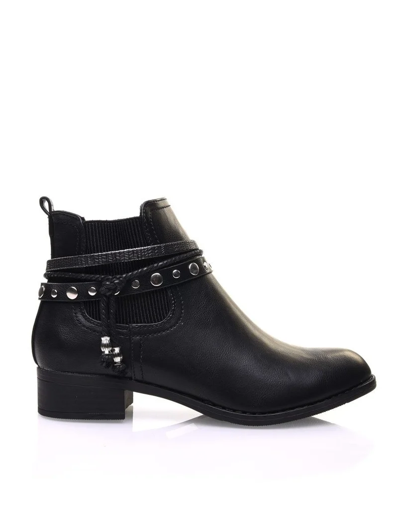 Bottines plates noires avec différentes lanières