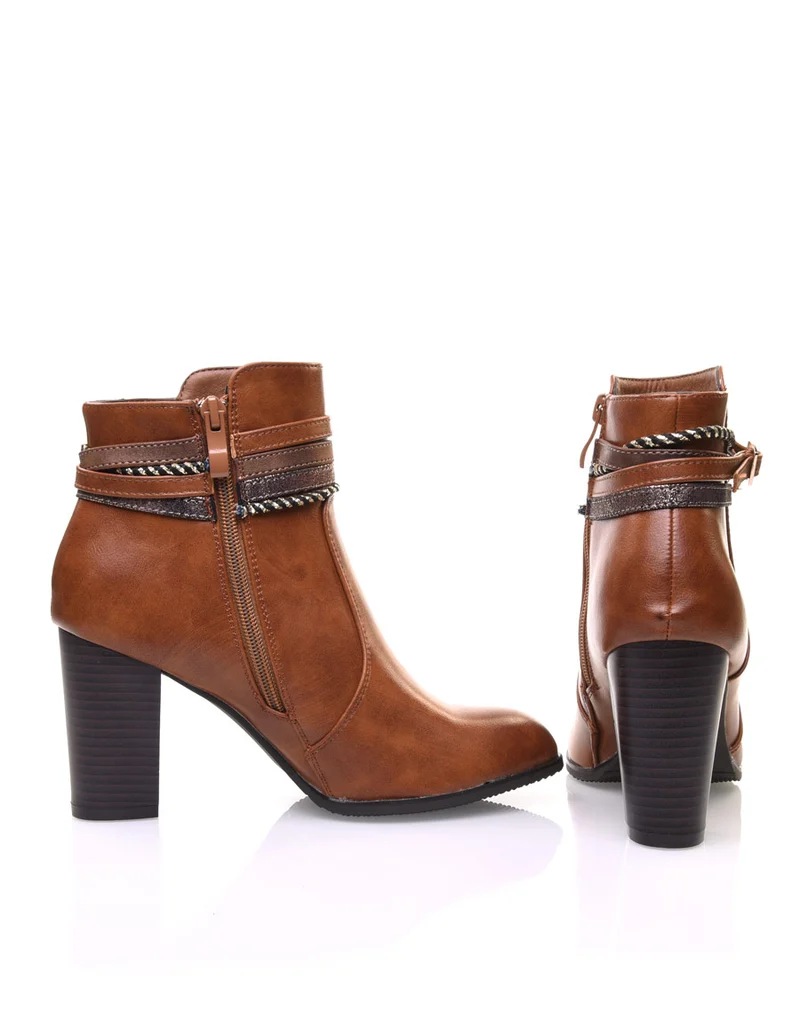 Bottines camel à talons hauts et brides décoratives