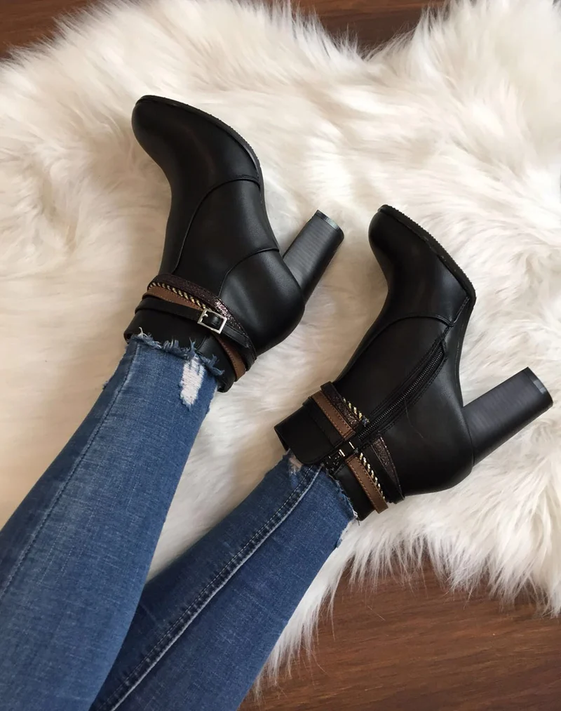 Bottines noires à talons hauts et brides décoratives