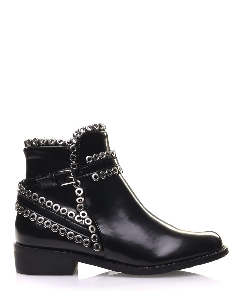 Bottines noires ornées d’œillets