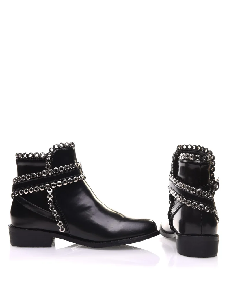 Bottines noires ornées d’œillets
