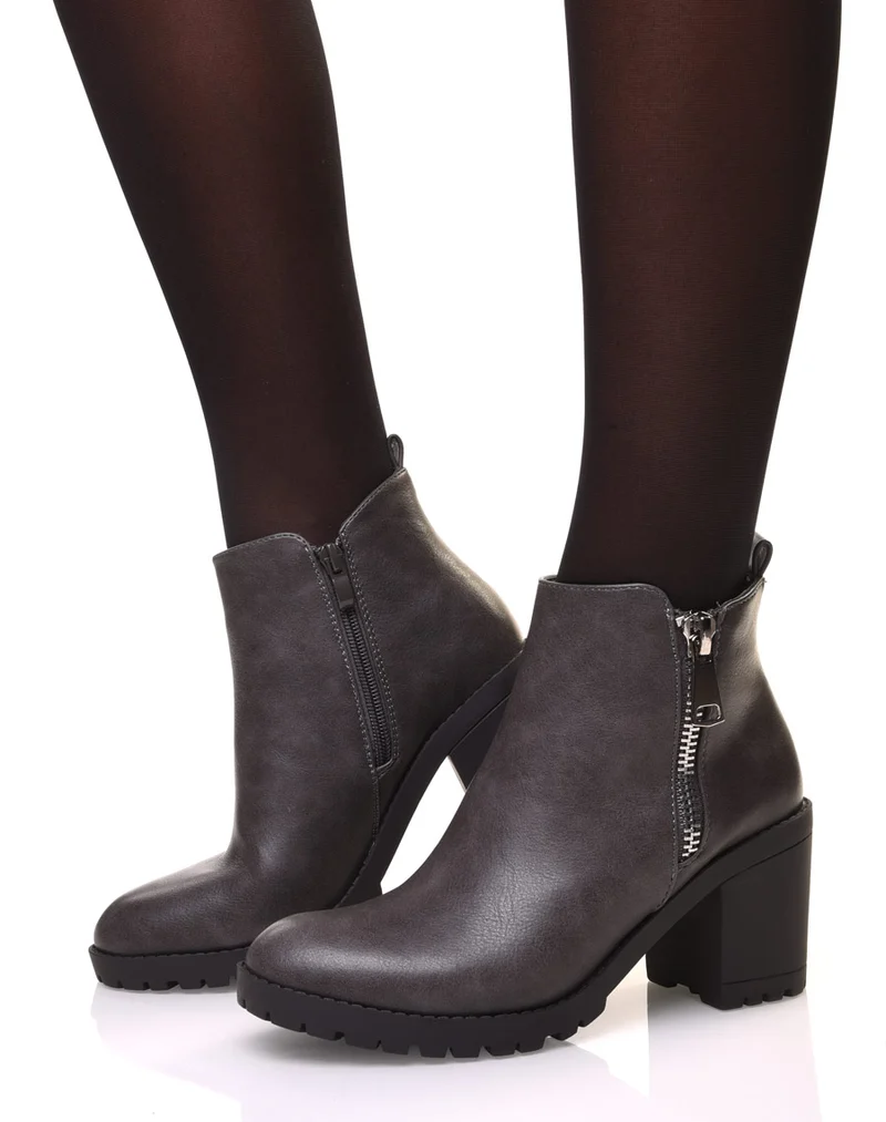 Bottines grises à talons et semelle crantée