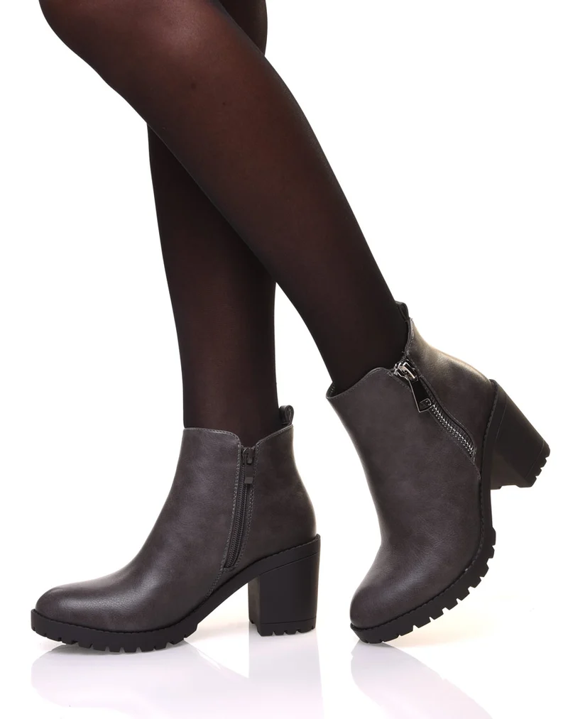 Bottines grises à talons et semelle crantée
