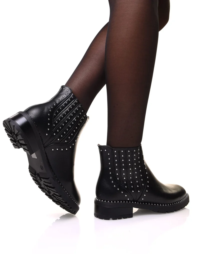 Bottines noires ornées de petits clous sur les côtés
