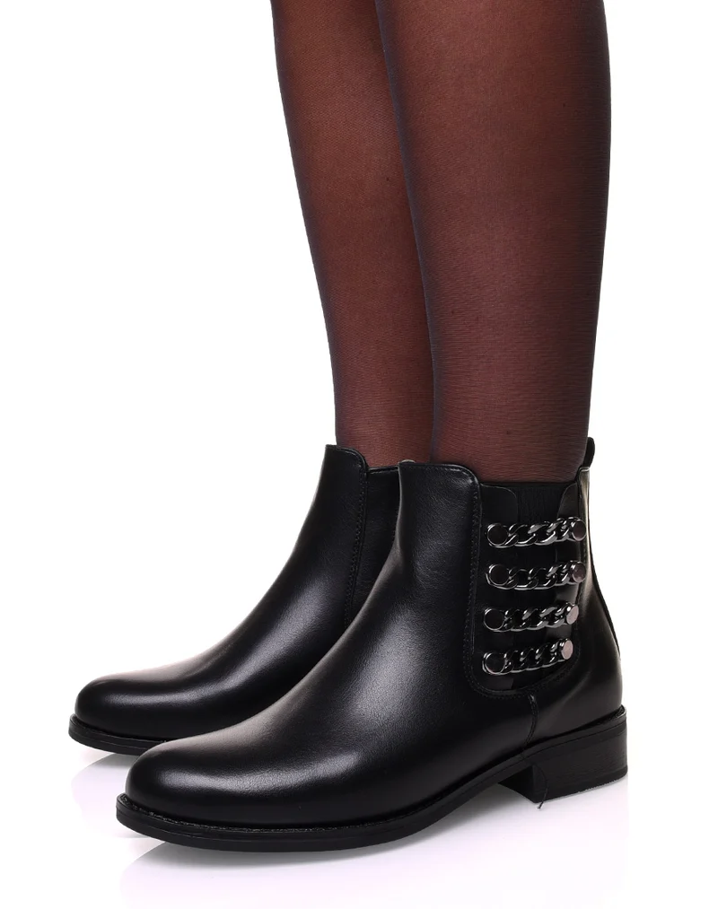 Bottines plates à chaînes métallisées sur le côté