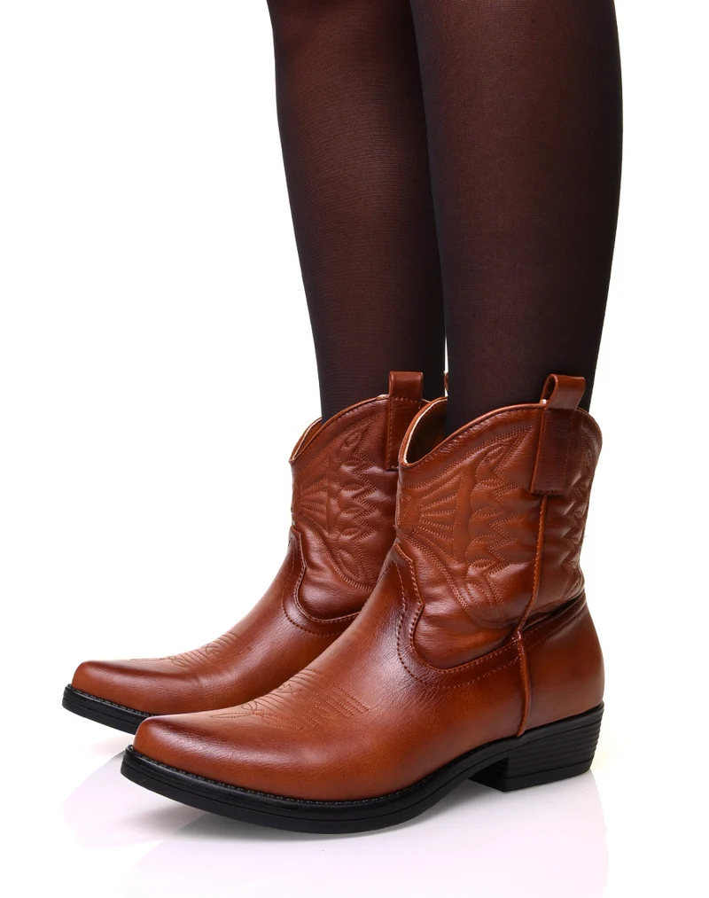 Bottines camelles à bout pointu et détails brodés