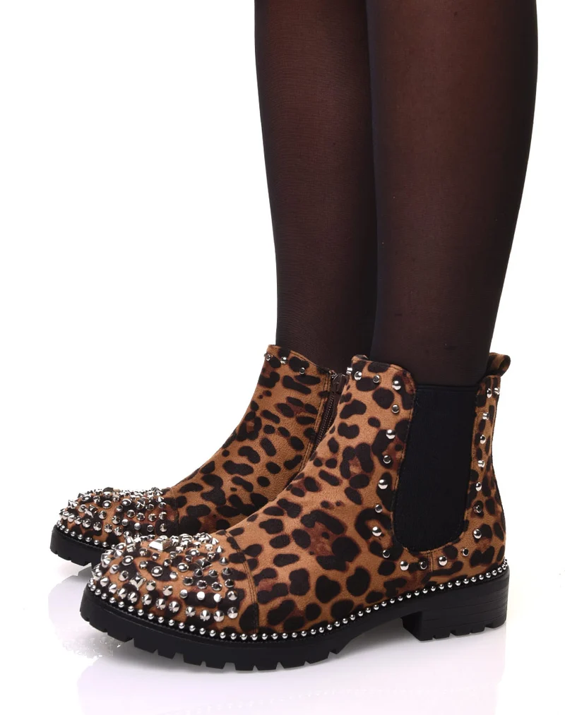 Bottines léopard à semelle perlée et détails clous