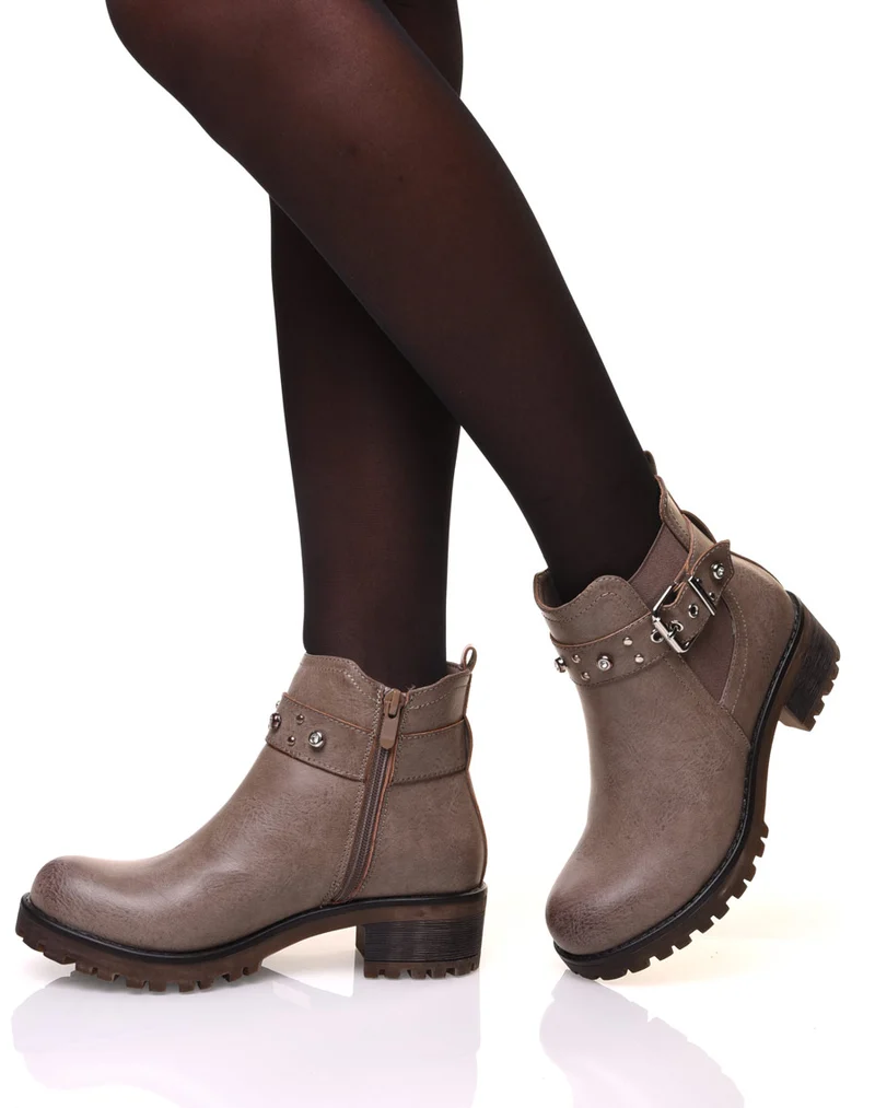 Bottines taupes à lanières ornées de strass et de petits clous