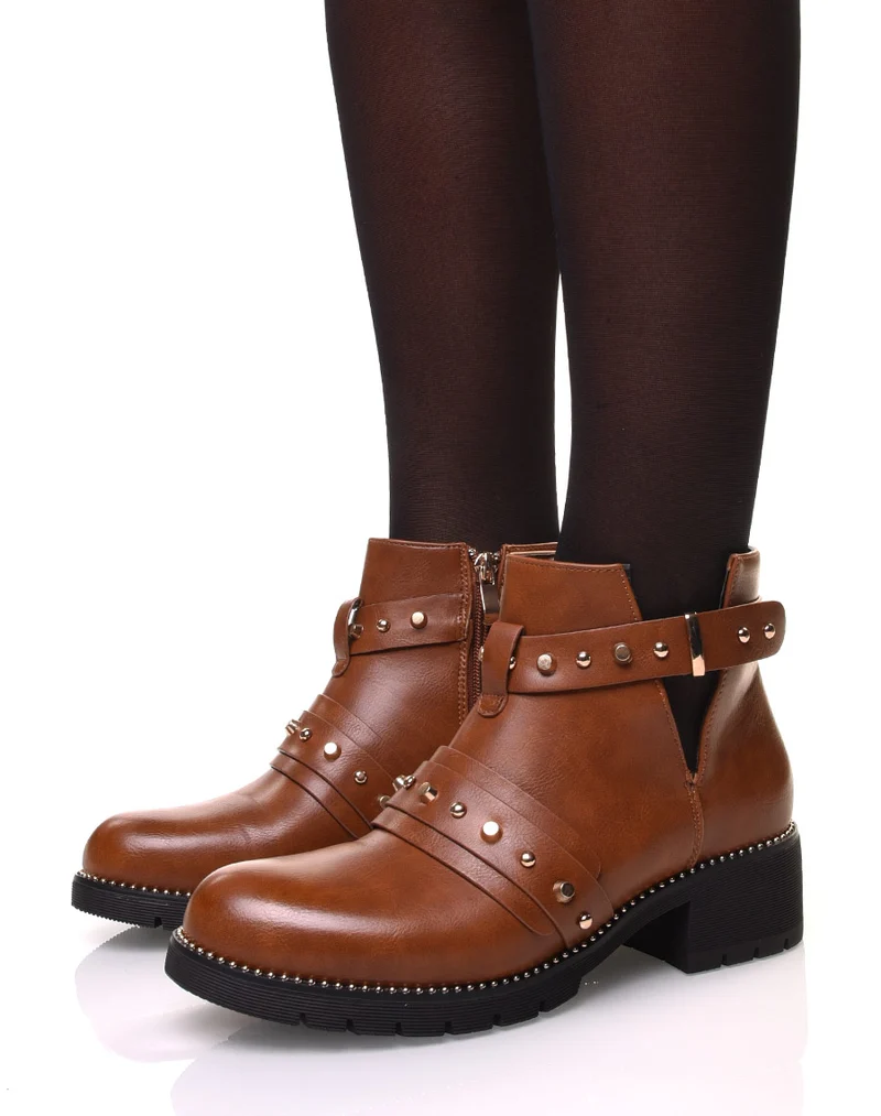 Bottines camelles à lanières cloutées