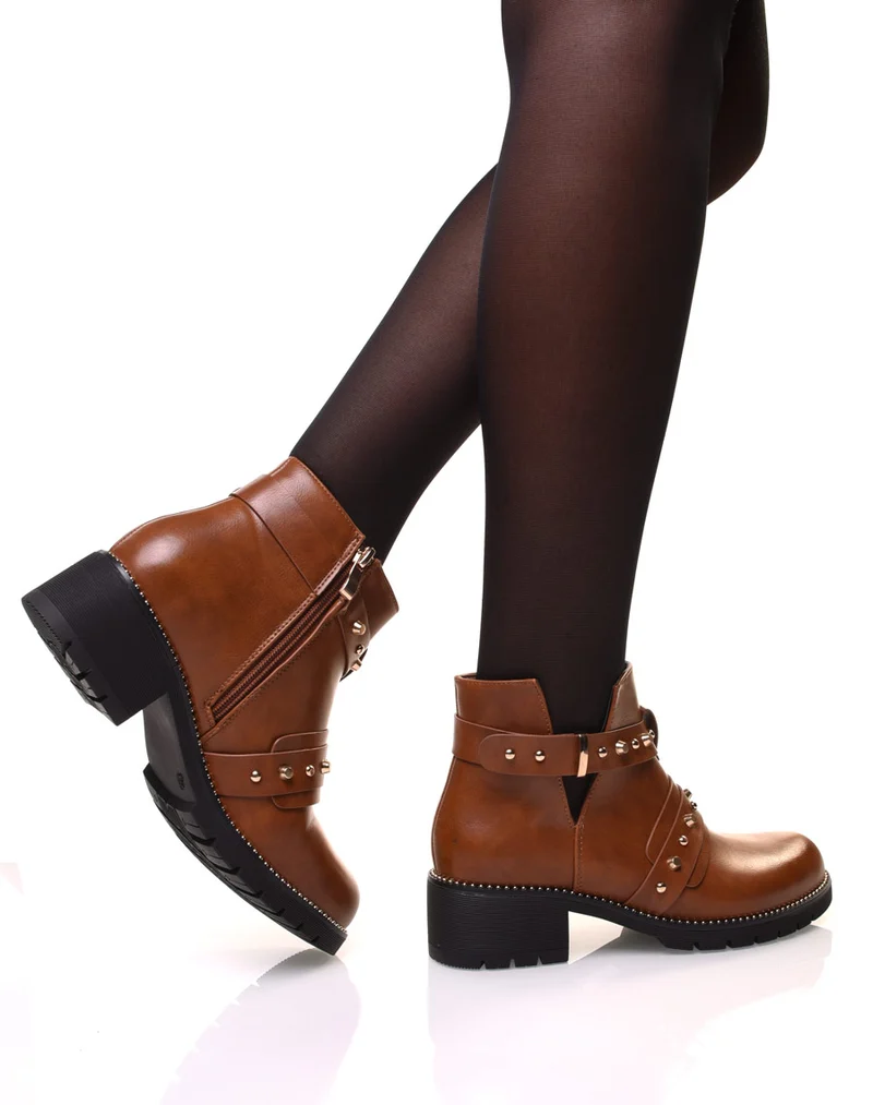 Bottines camelles à lanières cloutées