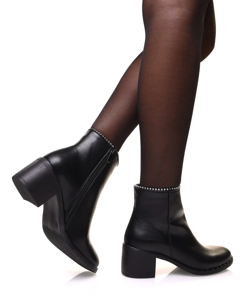 Bottines noires à semelle cloutée et haut perlé