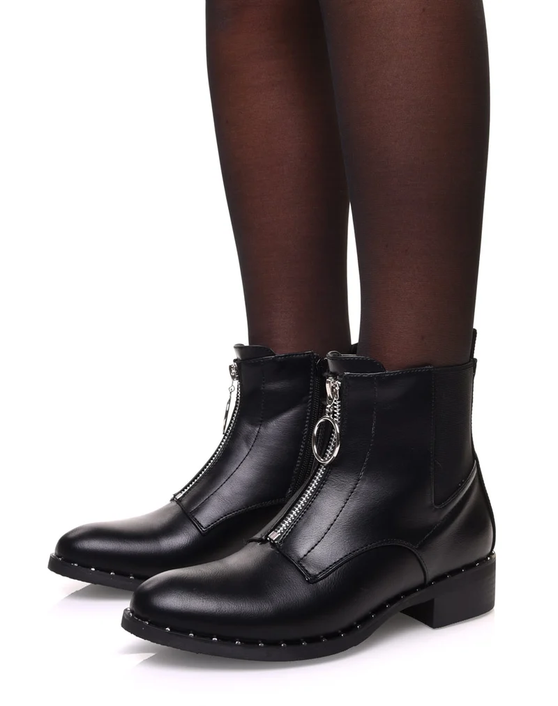 Bottines noires à semelle cloutée et fermeture éclaire décorative à l’avant