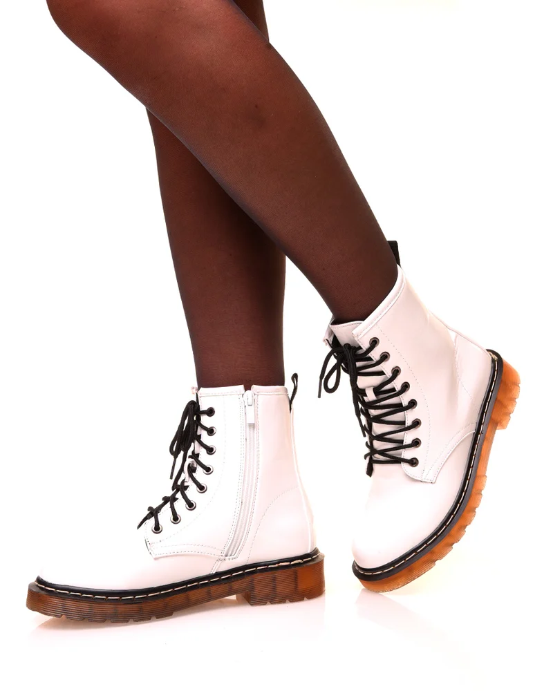 Bottines blanches montantes vernies à lacets