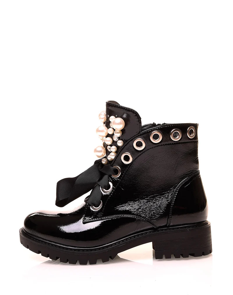 Bottines noires vernies à lacets et ajourées de perles