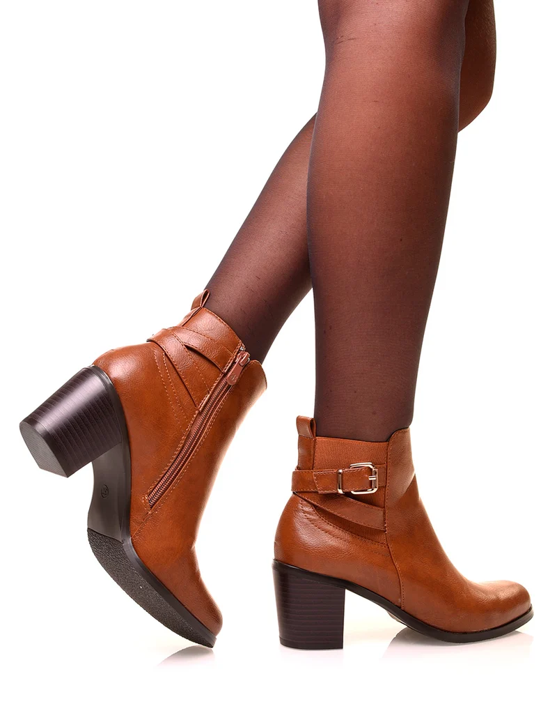 Bottines camel à talons carrés et à sangle