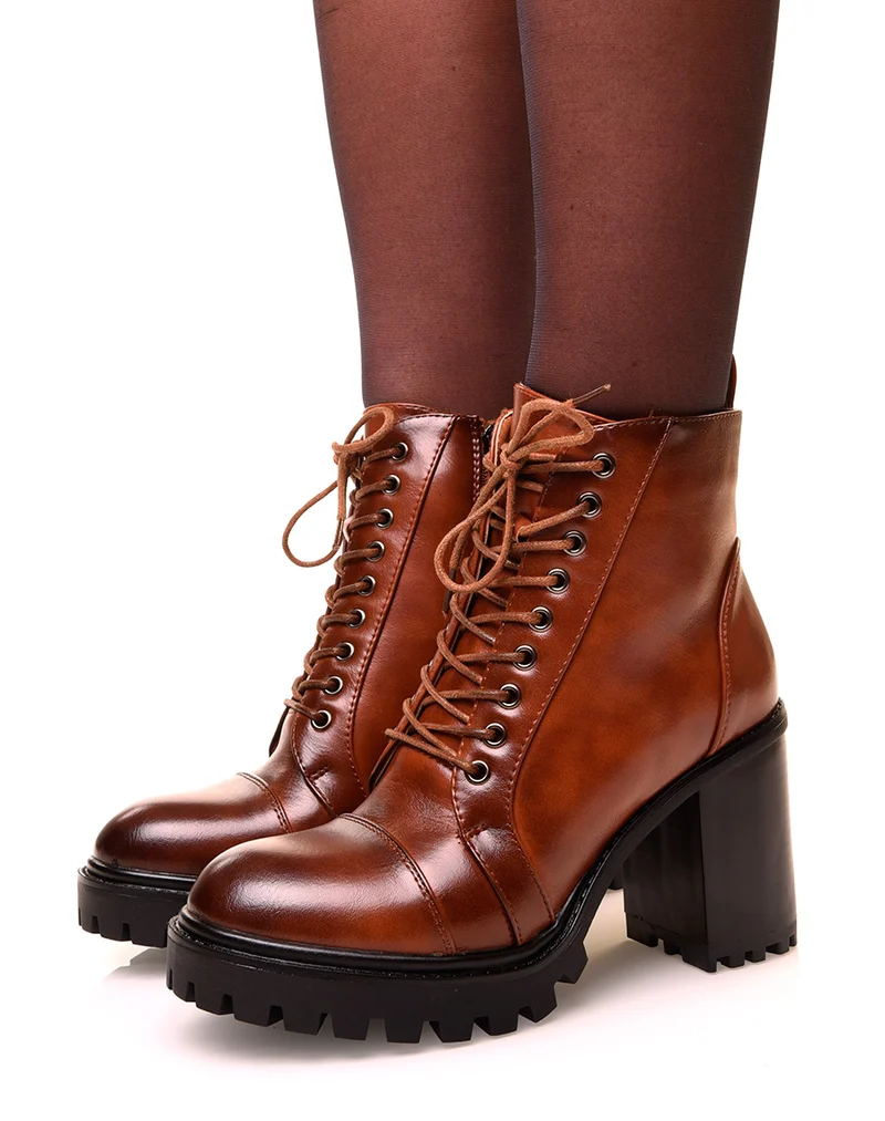 Bottines camel à talons et à lacets