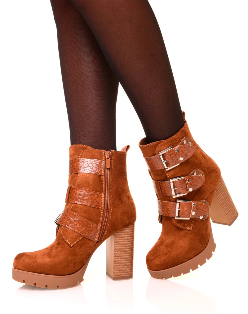 Bottines camelles en suédine à lanières croco