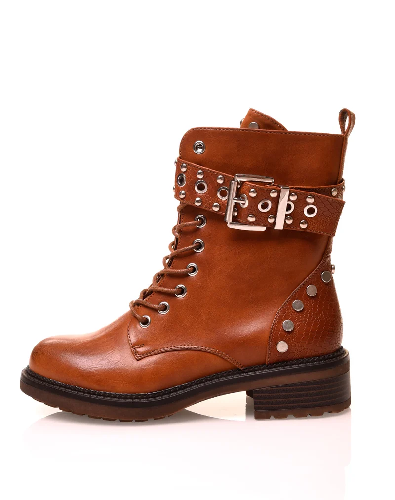 Bottines montantes camelles à sangles et détails cloutés