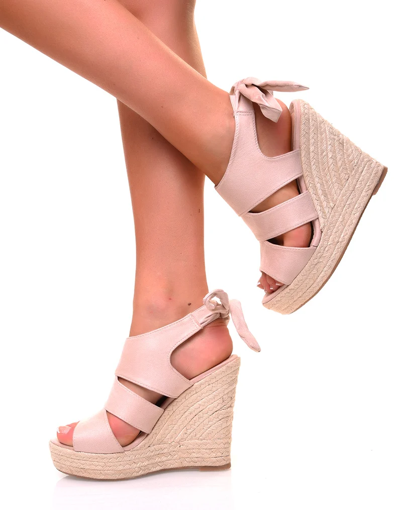 Sandales en suédine nude à talons compensés