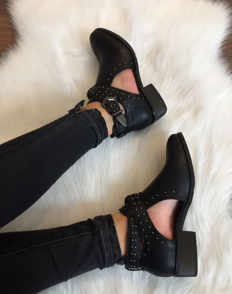 Bottines noires plates ajourées cloutées