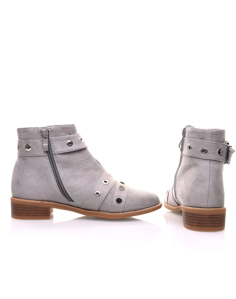 Bottines grises lanières cloutées ouvertes à l’avant