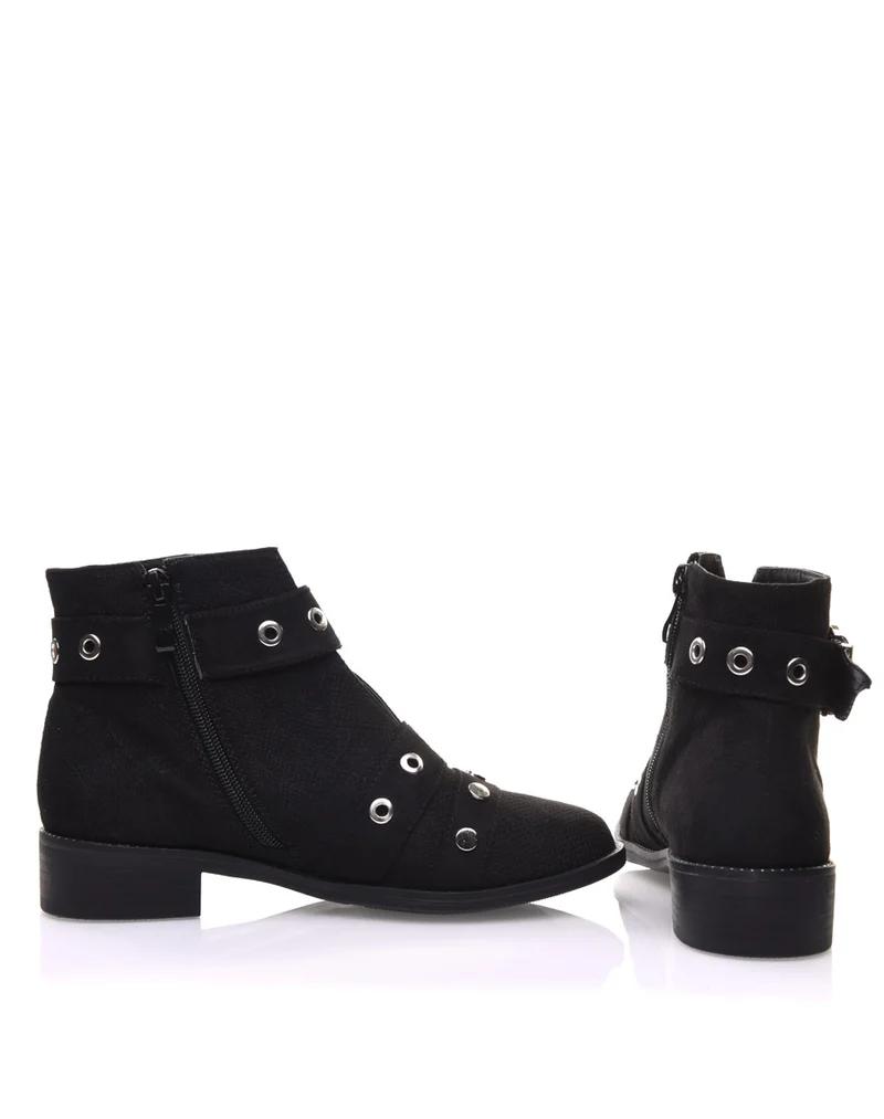 Bottines noires lanières cloutées ouvertes à l’avant