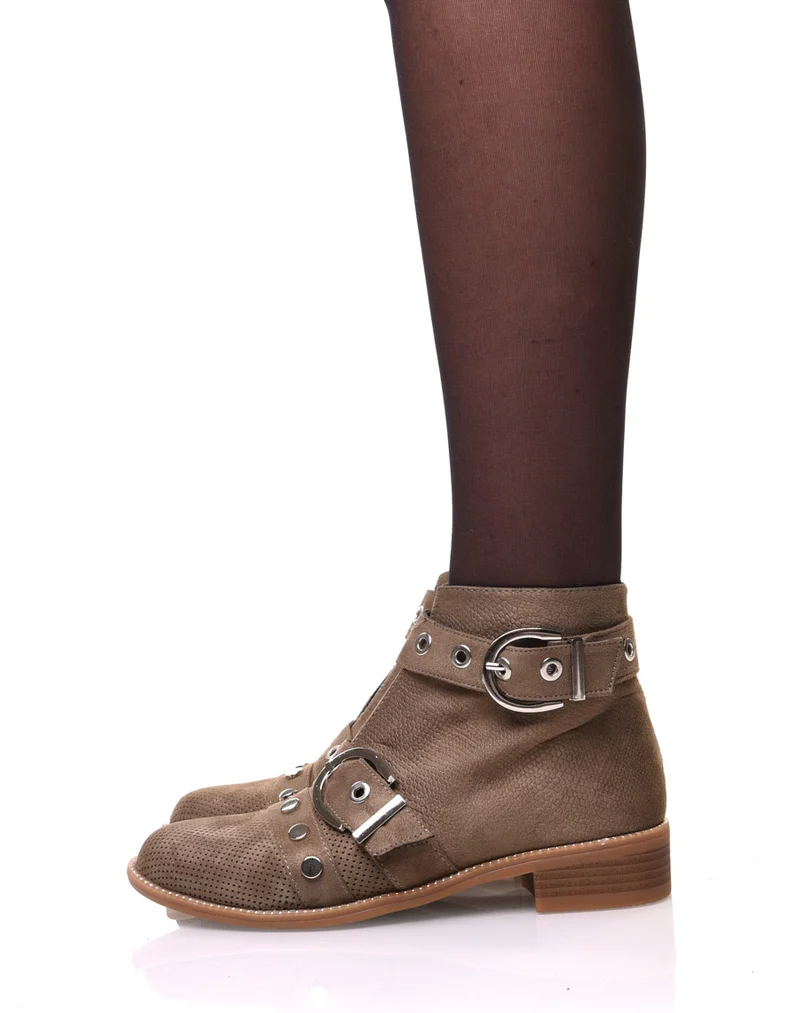 Bottines vertes lanières cloutées ouvertes à l’avant