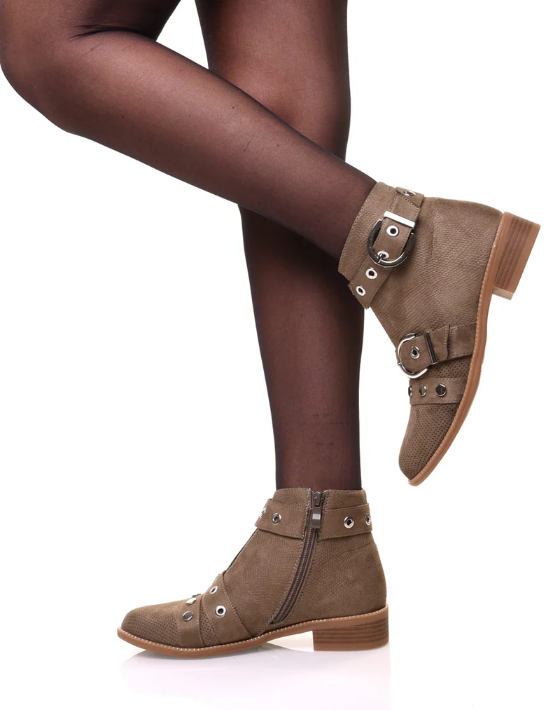 Bottines vertes lanières cloutées ouvertes à l’avant