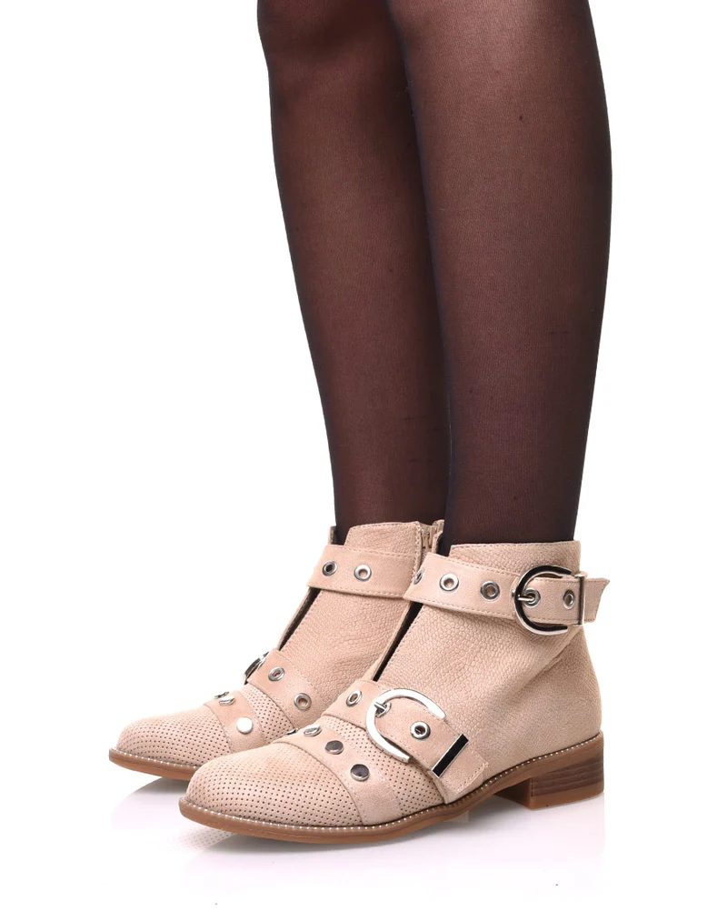 Bottines beiges lanières cloutées ouvertes à l’avant