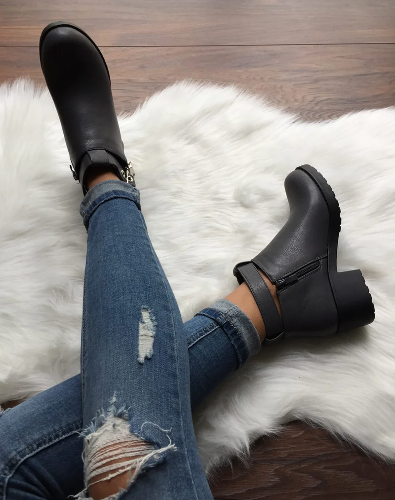Bottines grises à boucles chevilles