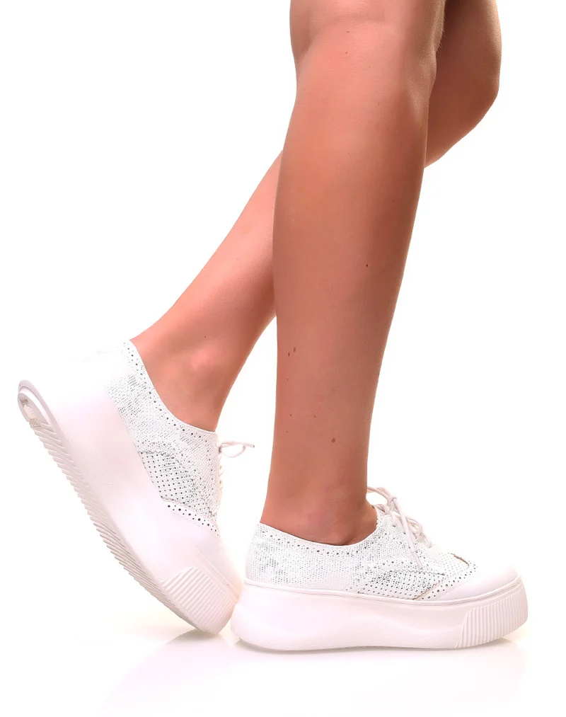Derbies blanches ajourées à reflets argentés