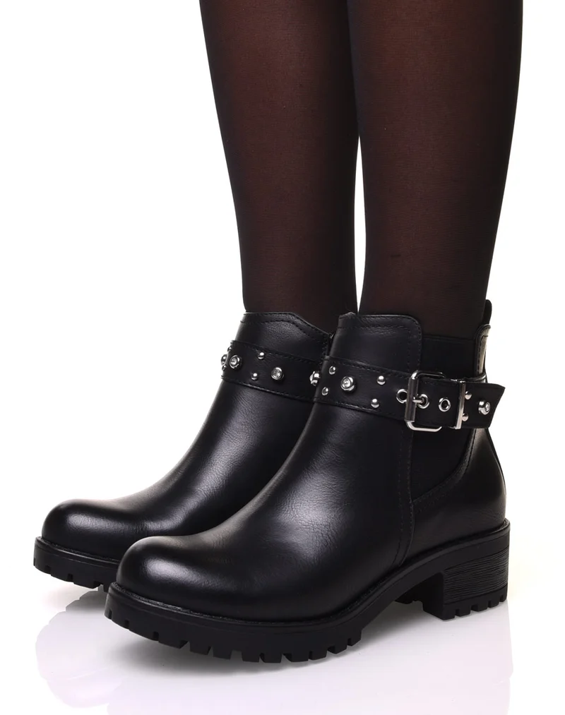 Bottines noires à lanières ornées de strass et de petits clous
