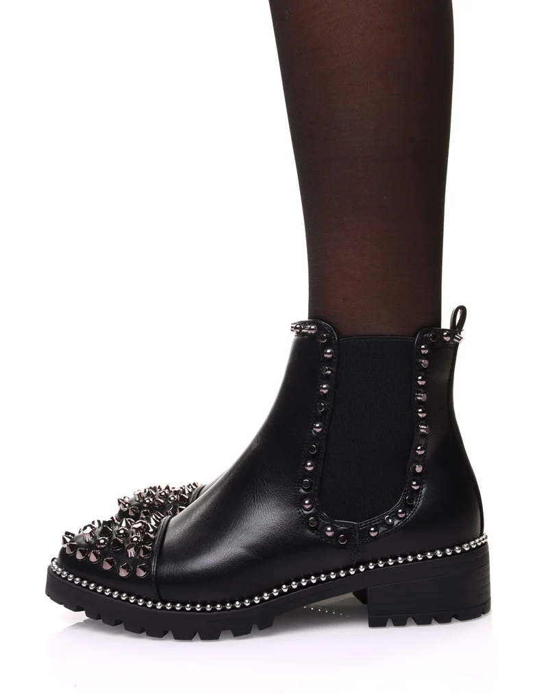 Bottines noires à semelle perlée et détails clous