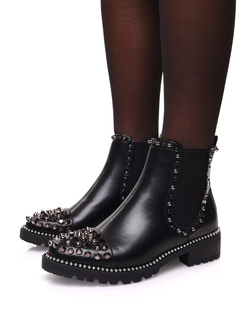 Bottines noires à semelle perlée et détails clous