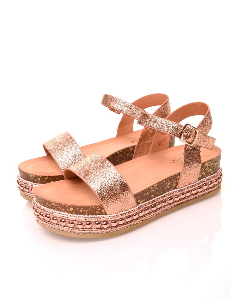 Sandales grainées vernies rose gold à plateformes et clous