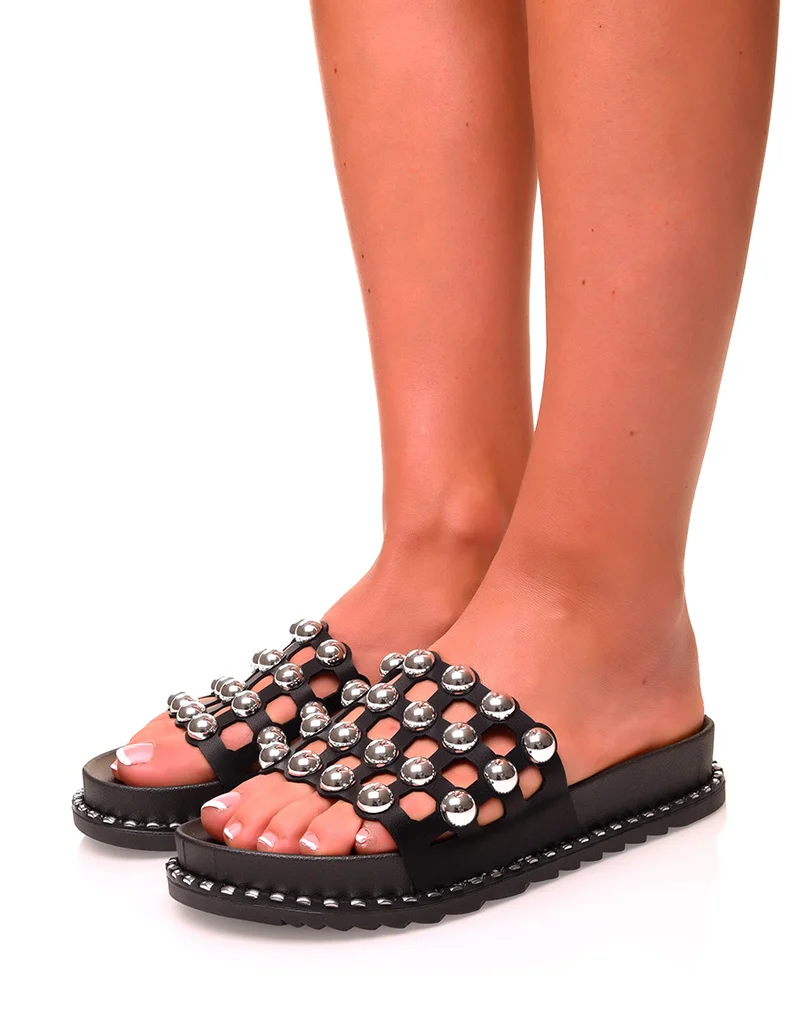 Mules noires à gros clous argentés