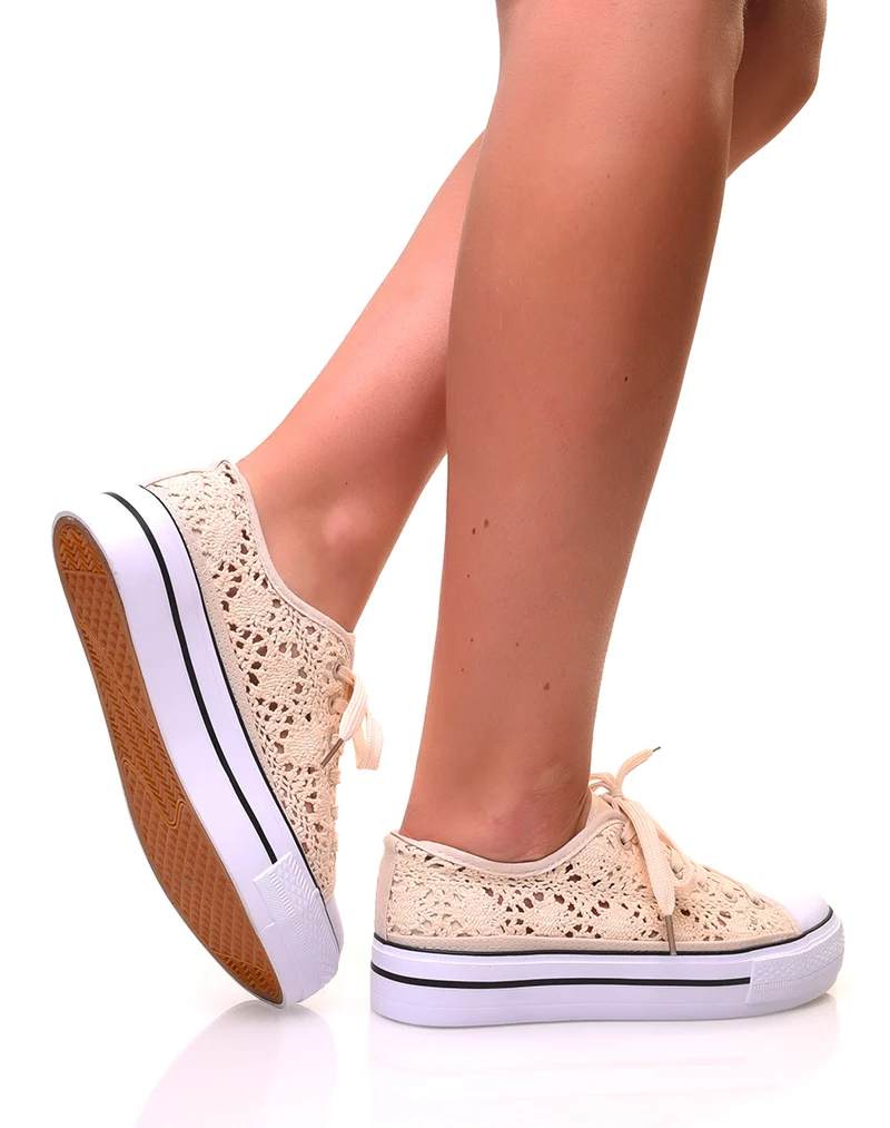 Baskets beiges ajourées effet dentelle à plateformes