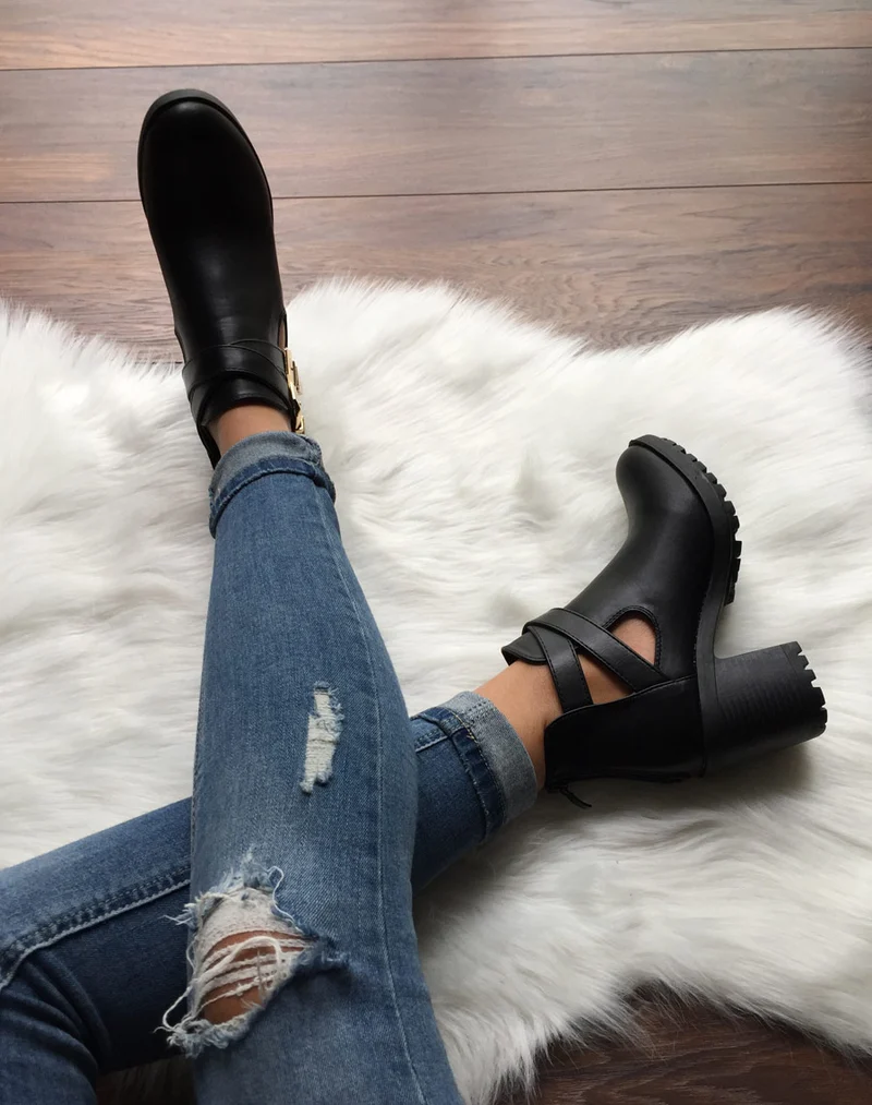 Bottines noires crantées à boucles croisées