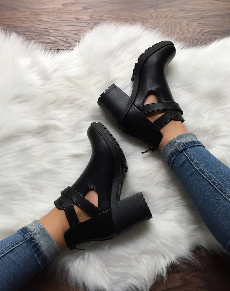 Bottines noires crantées à boucles croisées