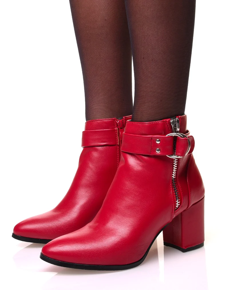 Bottines rouges à effet cuir à sangle