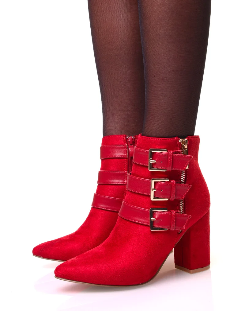 Bottines en suédine à bout pointus et sangles rouges