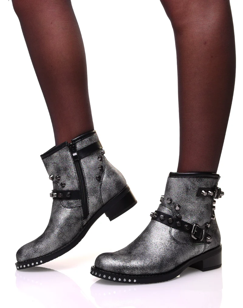 Bottines argentées à sangles ornées de clous
