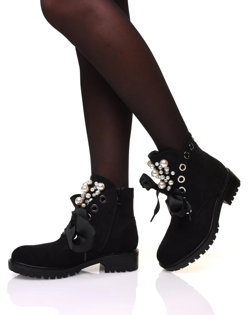 Bottines noires en suédine ornées de détails chics