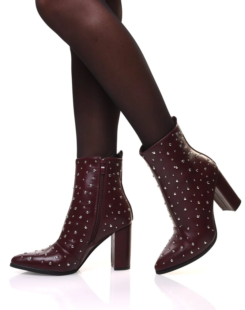 Bottines à talon haut bordeaux ornées de clous ronds