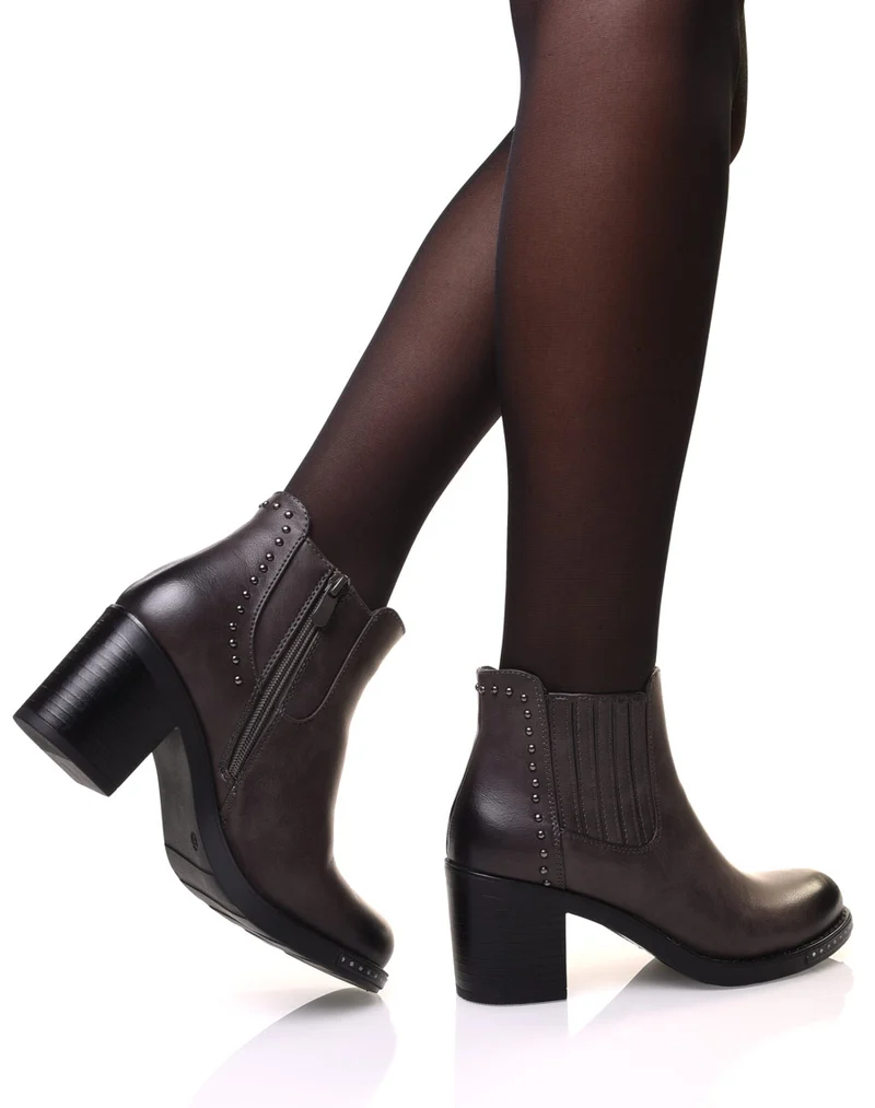 Bottines grises à talons ornés de petits clous ronds