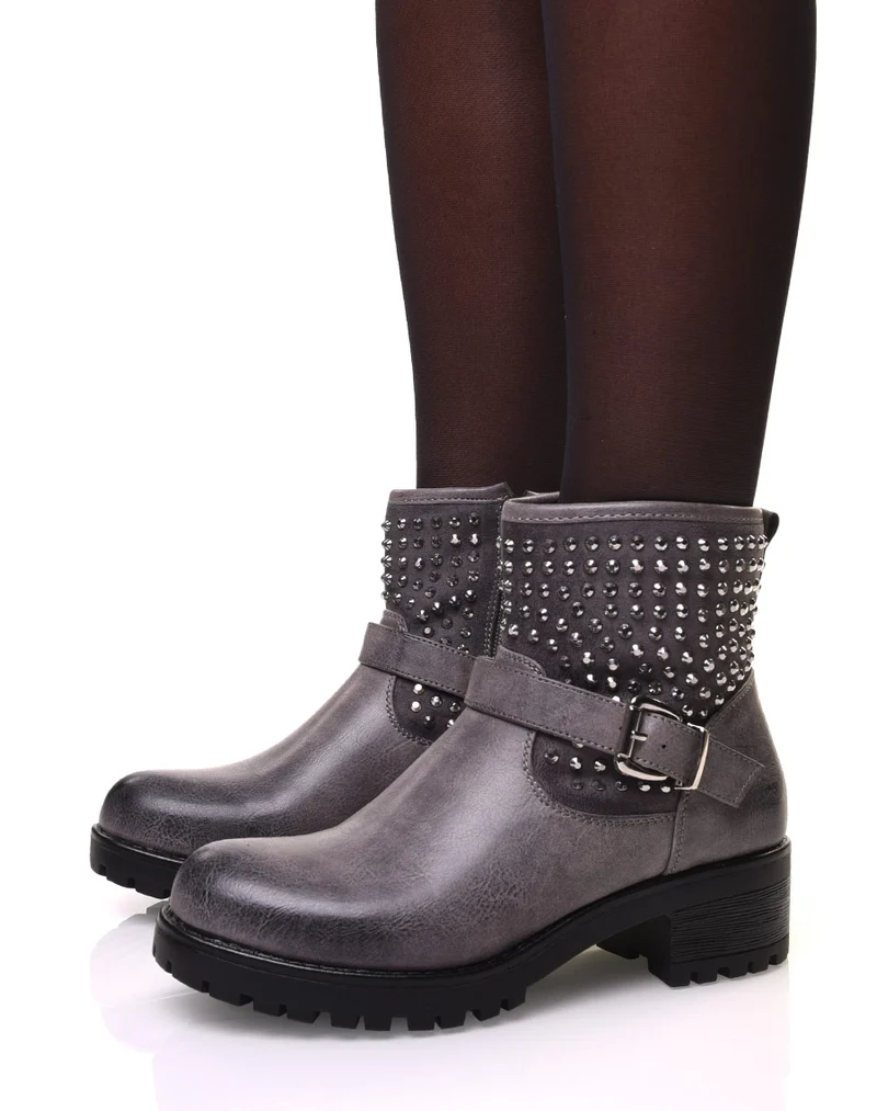 Bottines grises à lanières ornées de petits clous