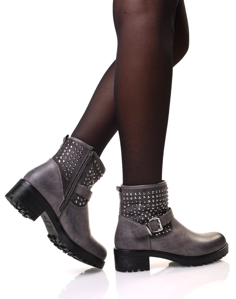 Bottines grises à lanières ornées de petits clous